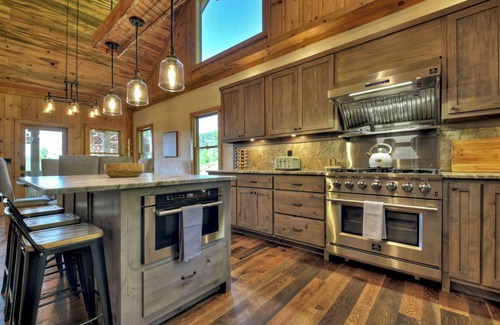 Mineral Bluff Cabin | 4 BR w Views, Private trails, hot tub, grill