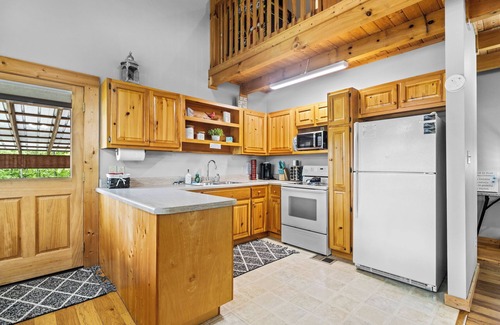 Knoxville Cabin | 4 Cabins, 16acres, UTK/Neyland, Smokies,sleeps 31, FP,Hottubs,Sauna,Fishing,Golf