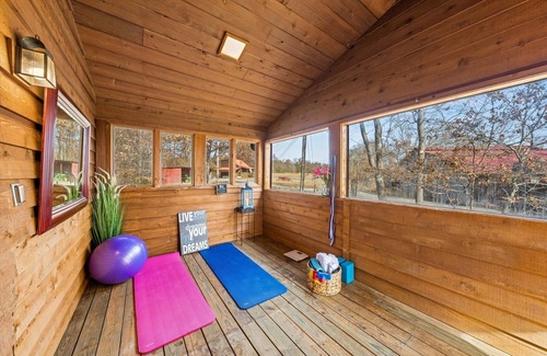 Knoxville Cabin | 4 Cabins, 16acres, UTK/Neyland, Smokies,sleeps 31, FP,Hottubs,Sauna,Fishing,Golf