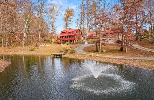 Knoxville Cabin | 4 Cabins, 16acres, UTK/Neyland, Smokies,sleeps 31, FP,Hottubs,Sauna,Fishing,Golf