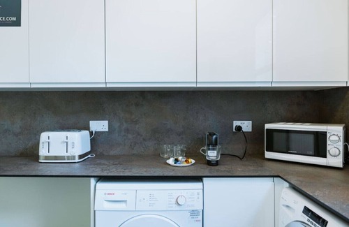 Shepherd's Bush Apartment | 4 Dbl bedroom 7-8 ppl 15/20 mins to central London