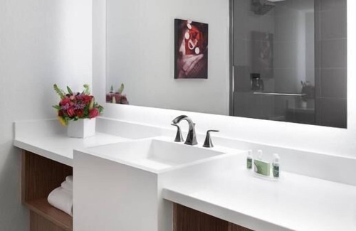 Downtown Las Vegas Hotel | 4 Deluxe Two Queen Rooms at The D Las Vegas