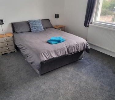 Knottingley House | 4 double bedroom house with private ample parking