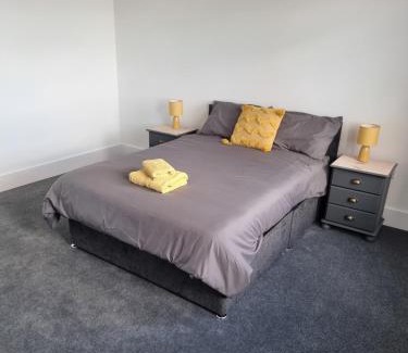 Knottingley House | 4 double bedroom house with private ample parking