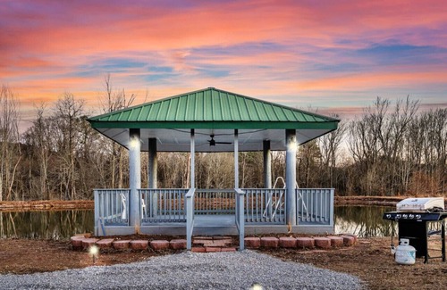 Brownsboro House | 4 Fish Ponds - 17 Acres - Boat