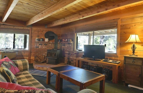 Sunriver House | 4 Flat Top-Sunriver, Oregon: Hot Tub, BBQ, WiFi, SHARC Aquatics, Tubing Hill, Mt. Bachelor, Golf, Deschutes River, Tennis, Bike Paths