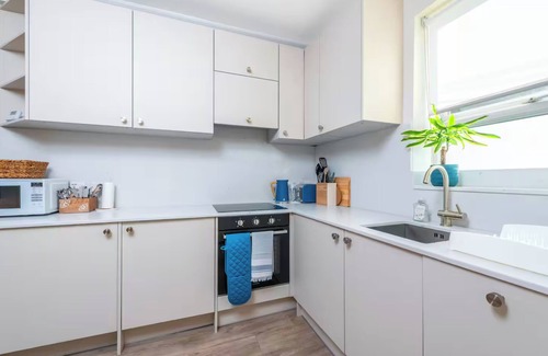 Wimbledon Apartment | 4 Guests - 20min to London - Free Parking - PetsOk