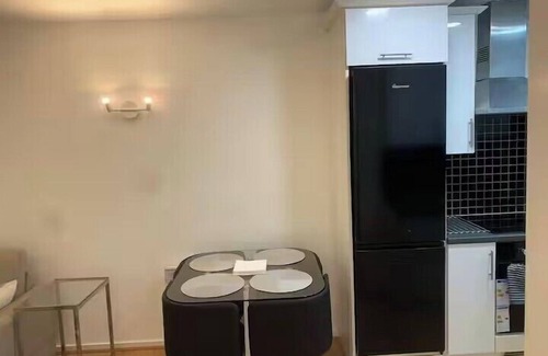 Barking Apartment | 4 Guests - Free Parking - Easy Access to London