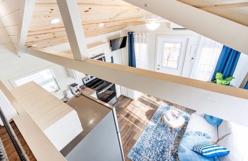 Guntersville Apartment | 4 Heron Haus Cabin Queen Bed Mins to Lake Guntersville Pet Friendly