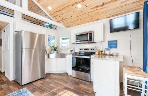 Guntersville Apartment | 4 Heron Haus, Luxury Tiny House, Pet Friendly, Mins to Downtown Guntersville