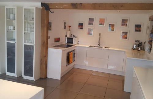 Haslemere House | 4 Kingsize Beds Ensuite - Sleeps 8-10 - Rural Contemporary Oak Framed House