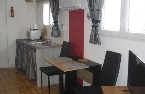Gordes Apartment | 4 km from Gordes, Gite for 2 people on ground floor