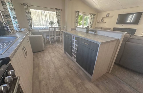 Saxmundham Cottage | 4 Lakeside (6) - sleeps 6 guests in 3 bedrooms