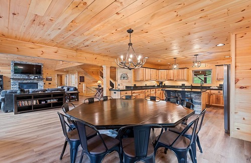 Maggie Valley Cabin | 4 Loves Lodge - Main Home Sleeps 22, 5 BR, 5 1/2 BA, Pet Friendlyn