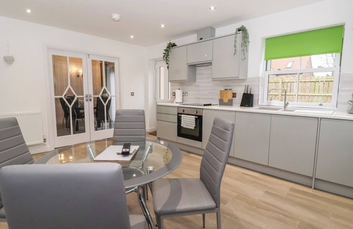 Withernsea Cottage | 4 MANOR GARTH, pet friendly, country holiday cottage in Withernsea