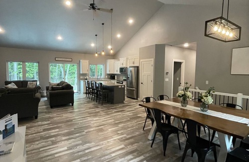 Egg Harbor House | 4 Master Suites with Hot Tub that Sleeps 12 in Door County!