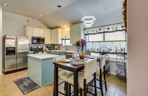 South Arlington House | 4 Mi to AT&T Stadium: Home w/BBQ in Grand Prairie