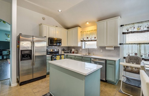 South Arlington House | 4 Mi to AT&T Stadium: Home w/BBQ in Grand Prairie