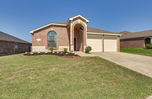 South Arlington House | 4 Mi to AT&T Stadium: Home w/BBQ in Grand Prairie