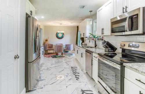 West Arlington House | 4 Mi to ATandT Stadium Modern Home with Fenced Yard