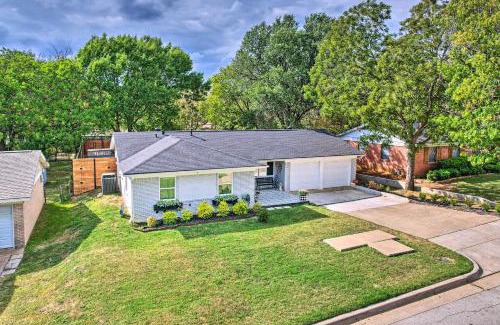 West Arlington House | 4 Mi to ATandT Stadium Modern Home with Fenced Yard