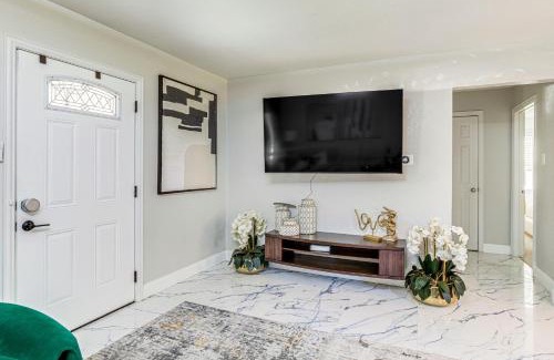 West Arlington House | 4 Mi to ATandT Stadium Modern Home with Fenced Yard