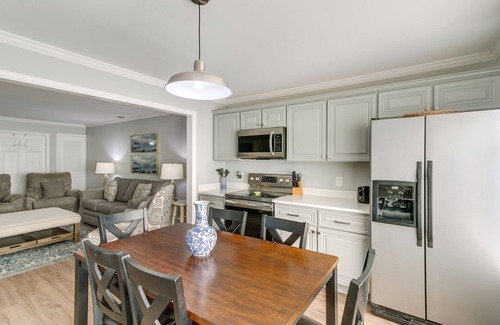 St. Simons Island Condo | 4 Mi to Beach: St Simons Island Golf Course Condo