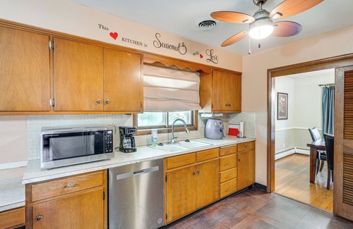 Rockford House | 4 Mi to Downtown Rockford - Spacious Home!