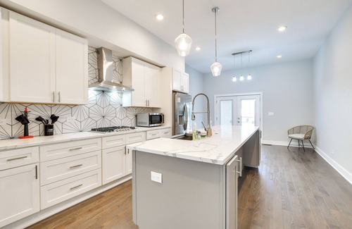 Near West Side House | 4 Mi to Dtwn Chicago: Modern Home w/Outdoor Space