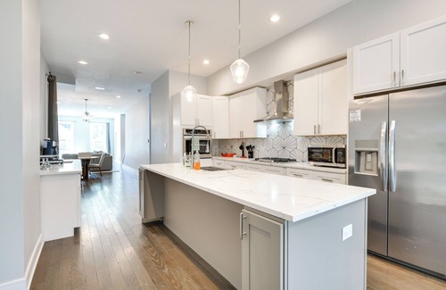 Near West Side House | 4 Mi to Dtwn Chicago: Modern Home w/Outdoor Space