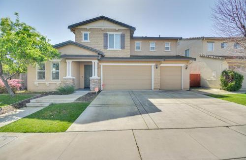 Merced House | 4 Mi to Dtwn Merced Spacious Home with Yard!