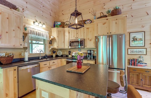 Cherry Log Cabin | 4 Mi to Fall Branch Falls: Peaceful Cabin w/Deck