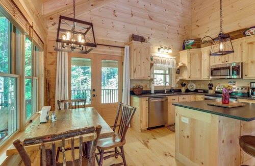 Cherry Log Cabin | 4 Mi to Fall Branch Falls: Peaceful Cabin w/Deck