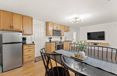 West Colorado Springs Apartment | 4 mi to Garden of Gods+Downtown+Old CO w Treehouse BSMT APT