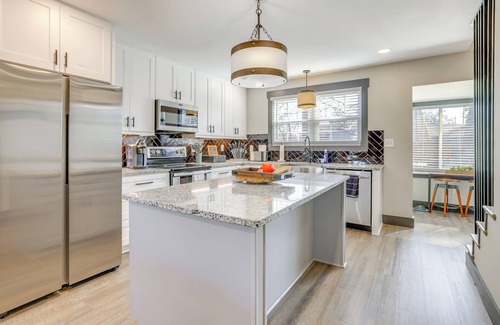 Sans Souci House | 4 Mi to Liberty Bridge: Greenville Getaway w/Deck