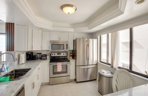 South Island Condo | 4 Mi to Lovers Key SP: Modern Condo w/Ocean Views