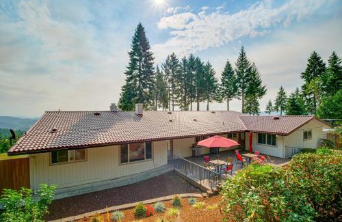Roseburg Villa | 4 Mi to River Umpqua Valley Villa with Fire Pit!
