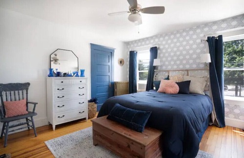 Norwichtown House | 4 miles to Mohegan Sun, easy highway access
