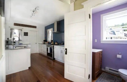 Norwichtown House | 4 miles to Mohegan Sun, easy highway access