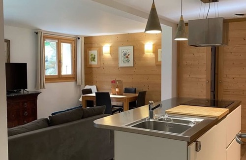 Les Bossons Apartment | 4 min from Chamonix by car, Charladomé chalet apartment Garden level