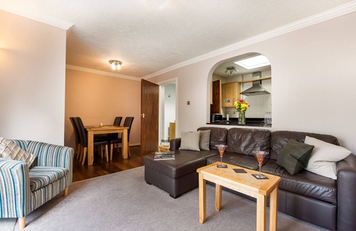 Tower Hill Apartment | 4 minute walk to Tower Bridge, fast wifi, lifts, 2 bedrooms, 2 WCs, top floor