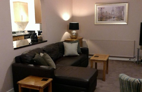 Tower Hill Apartment | 4 minute walk to Tower Bridge, fast wifi, lifts, 2 bedrooms, 2 WCs, top floor