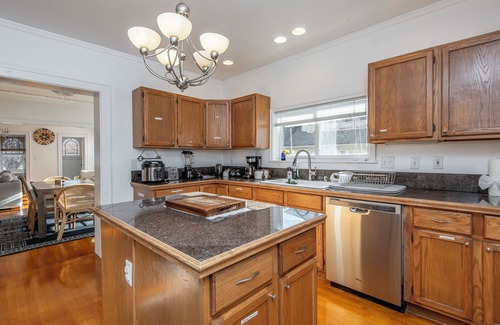 Shorewood House | 4 Minutes Walk to Lake Michigan Atwater Park Beach Balconies. Pet Friendly
