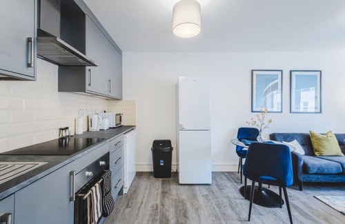 Swindon Apartment | 4 Regent Circus Apartment Central Location Long Stays