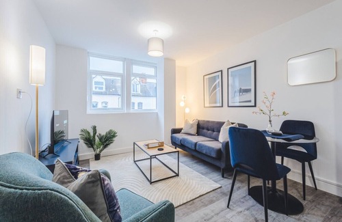 Swindon Apartment | 4 Regent Circus Apartment Central Location Long Stays