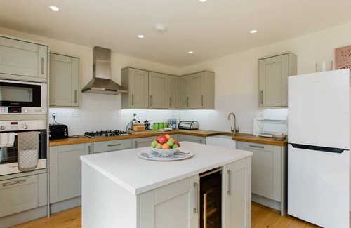 Yarmouth House | 4 Salterns-3 Bath-Nr Yarmouth-Nr Beach-Sleeps 8