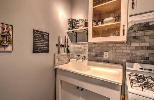 Midtown Apartment | #4 · Splendid Colonial in Midtown w Parking