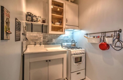 Midtown Apartment | #4 · Splendid Colonial in Midtown w Parking