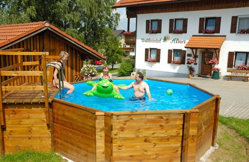 Barnzell Apartment | 4-Sterne Ferienwohnung (70qm) mit Sitzgarnitur im Freien