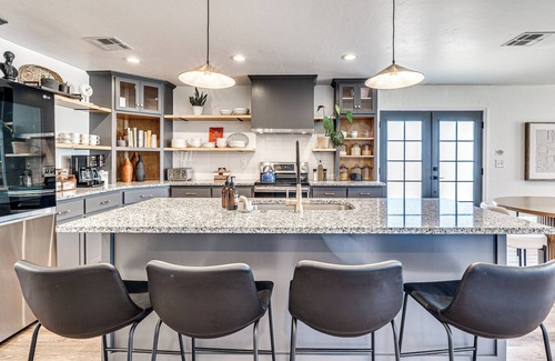 Central Oklahoma City House | 4 sumptuous bedrooms · 2 full baths · S. Downtown OKC park view · Pet-friendly